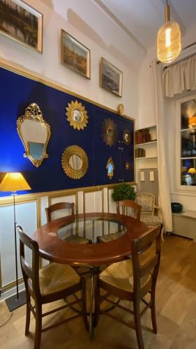une salle à manger avec une table et des chaises en bois dans l'établissement Superbe Duplex au Coeur de Montorgueil, à Paris