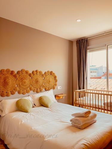 een slaapkamer met een groot wit bed en een groot raam bij BARCELONA73 By Vigovacaciones in Vigo