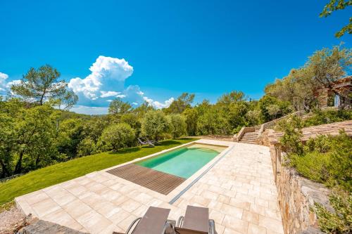 une image d'une piscine dans une arrière-cour dans l'établissement Casa Hestia - Avec piscine privée, à Entrecasteaux
