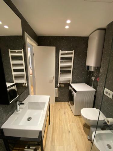Bilik mandi di Tirana Primo Apartment