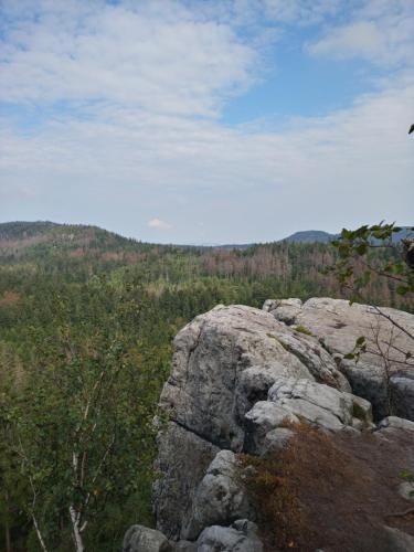 Un grand rocher au sommet d'une montagne dans l'établissement Gajówka, à Radków