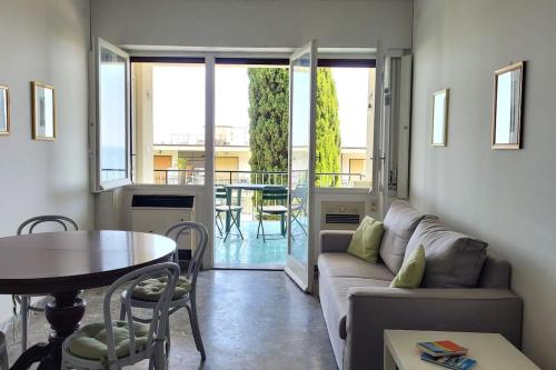 ein Wohnzimmer mit einem Sofa und einem Tisch in der Unterkunft Vista Bella House in Sanremo