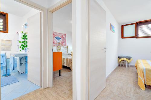 corridoio con camera con letto e scrivania di Appartamento Caterina a Siniscola