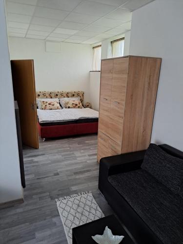 Habitación con 2 camas y sofá. en Apartmán pri Sokolovni, en Martin