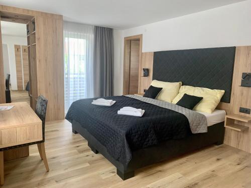 ein Schlafzimmer mit einem großen Bett mit zwei Handtüchern darauf in der Unterkunft Gästehaus Elisabeth in Tulfes