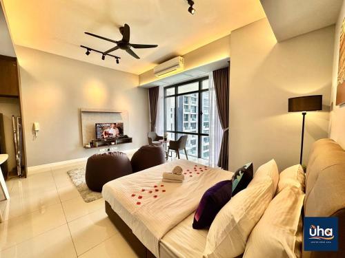ヌサジャヤにあるGrand Medini Residence @ UHAのベッド1台、天井ファンが備わる客室です。