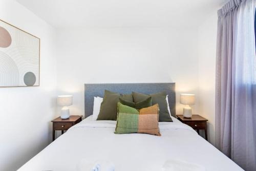 Säng eller sängar i ett rum på Stunning New 2BR Luxury in Pukekohe - WiFi Netflix