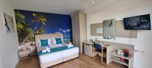 サランダにあるSuncoast Rooms Saranda near Port & Beachのベッドと机のある小さな寝室