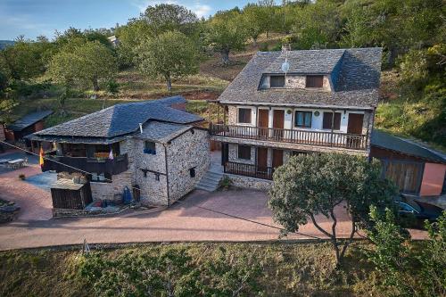 an aerial view of a large house with at O Palleiro do Pe do Forno in Orellán