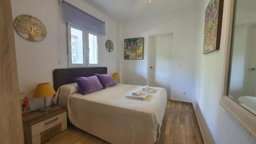 ベナルマデナにあるCALAMORRO viewsのベッドルーム1室(紫色の枕が付くベッド1台、窓付)