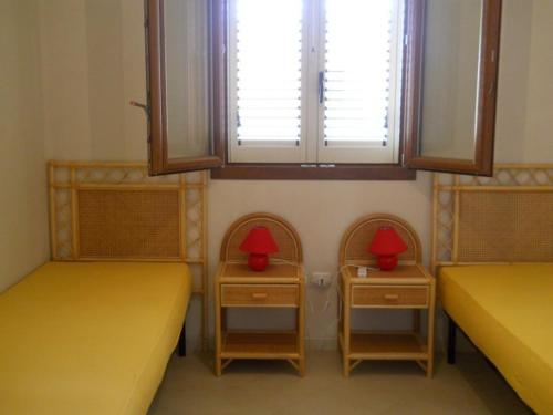 トッレ・パリにあるSalentomipiaciのツインベッド2台と窓が備わる客室です。