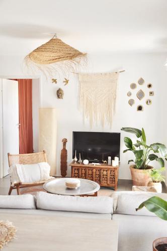 un salon avec un canapé et une table dans l'établissement Joli T2 Ensoleillé & Calme - Terrasse vue sur Parc, à Montpellier