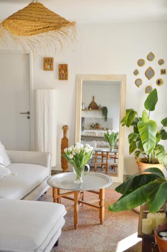 - un salon avec une table et un miroir dans l'établissement Joli T2 Ensoleillé & Calme - Terrasse vue sur Parc, à Montpellier