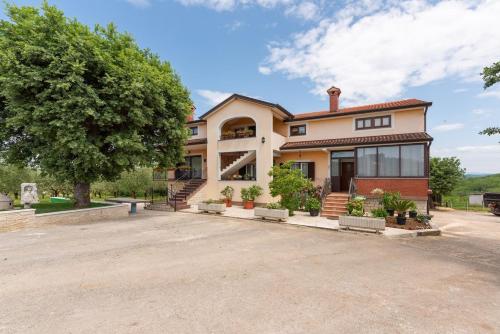 a house with a driveway in front of it at Apartment Luma in Vižinada