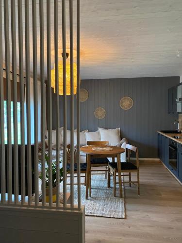 a living room with a table and a couch at Valgeranna Puhkekeskus in Valgeranna