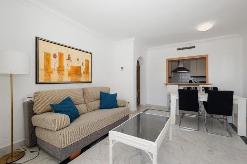 Apartment in the heart of Puerto Banús, with private parking space and communal pool, paddle tennis court and gym