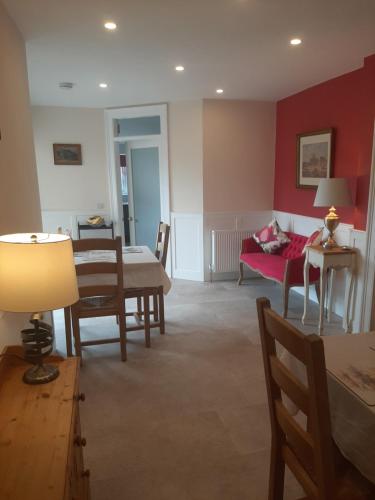 uma sala de estar com uma mesa e um sofá em Another Room em Edimburgo