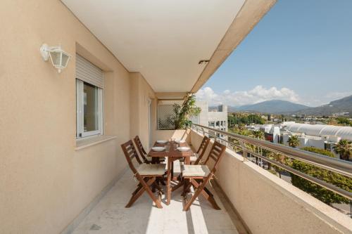 Apartment in the heart of Puerto Banús, with private parking space and communal pool, paddle tennis court and gym