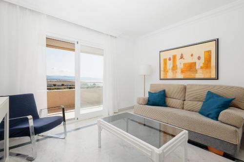 Apartment in the heart of Puerto Banús, with private parking space and communal pool, paddle tennis court and gym