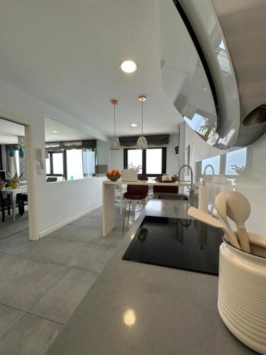 a kitchen and living room with a dining room at DÚPLEX DE LUJO EN FOZ CON VISTAS al MAR in Foz