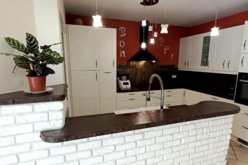 Virtuvė arba virtuvėlė apgyvendinimo įstaigoje Villa 140 m² hab. avec piscine
