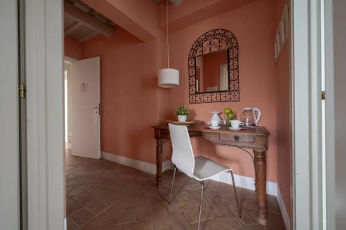a hallway with a table and chairs and a mirror at Le Versegge Resort in Braccagni