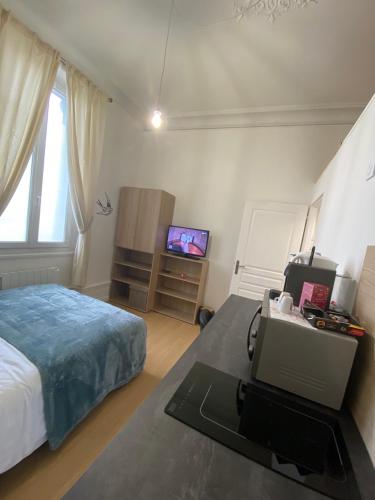 une chambre avec un lit et une télévision dans l'établissement Superbe appartement centre ville chez Tony, à Périgueux