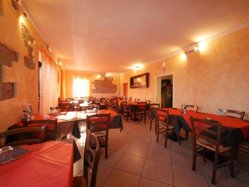 un restaurant avec des tables et des chaises et des tables rouges dans l'établissement Casa Stella vicinanze Maranello, à Casa Stella