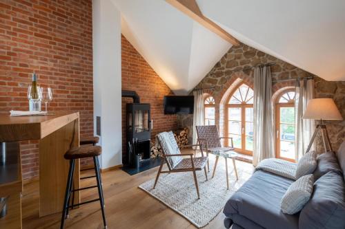 sala de estar con pared de ladrillo en Historisches Rittergut HexenburgbeiDresden Nähe Sächsische Schweiz, Dresden - mit Badeteich en Großharthau