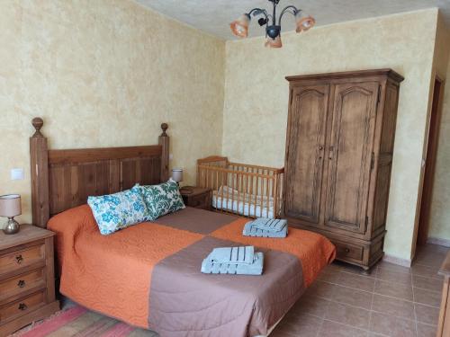 a bedroom with a bed with two towels on it at Casa Rural El Pajar Navaluenga in Navaluenga