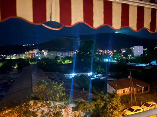 Pemandangan gunung umum atau pemandangan gunung yang diambil dari apartmen
