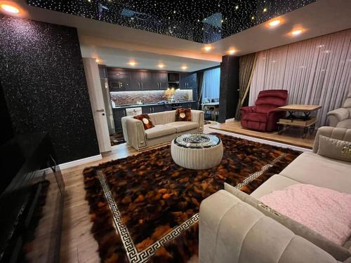 sala de estar con sofá y mesa en Квартира Versace 3+1 в Анталии en Hurmaköy