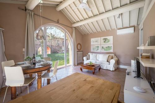 a living room with a table and a couch at Le Versegge Resort in Braccagni