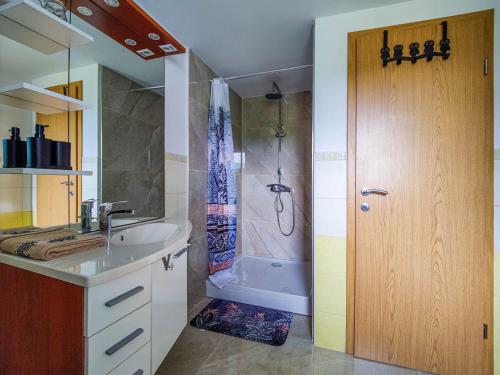 y baño con ducha, lavabo y bañera. en Apartma Hilltop Haven en Šmarje pri Jelšah