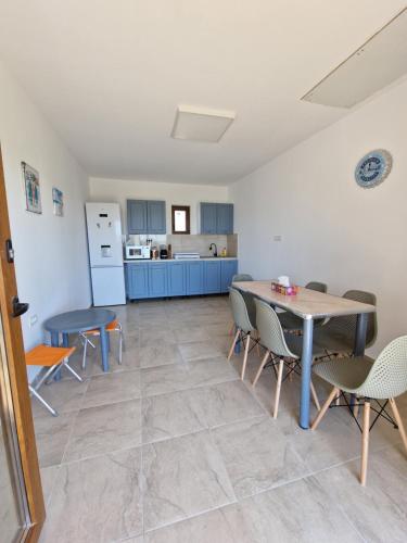 SunScape Corbu في كوربو: مطبخ وغرفة طعام مع طاولة وكراسي