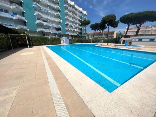 uma piscina vazia em frente a um edifício de apartamentos em Apartamento Platja d 'aro, 5 camas 2 dormitorios em Platja d'Aro