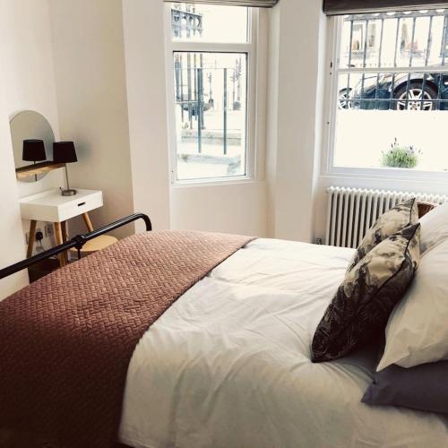 Central Brighton flat, 3 bedrooms, sleeps 6, close to shops and beach photo 3