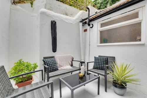 eine Terrasse mit 2 Stühlen und einem Tisch in der Unterkunft Central Brighton flat, 3 bedrooms, sleeps 6, close to shops and beach in Brighton & Hove