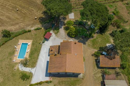 an overhead view of a building with a pool at Villa Adelmo in Pomarance