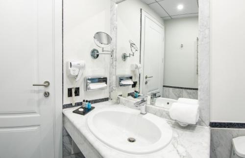  Best Western Plus Congress Hotel Yerevan -  Room  picture :   Tea/Coffee maker    Minibar    Shower                           