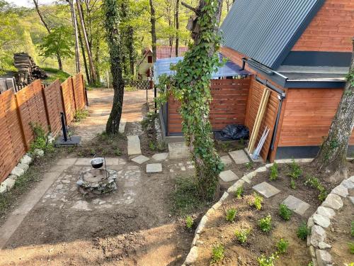 una vista aérea de un jardín con un banco frente a una casa en Makkocska Vendégház, en Noszvaj