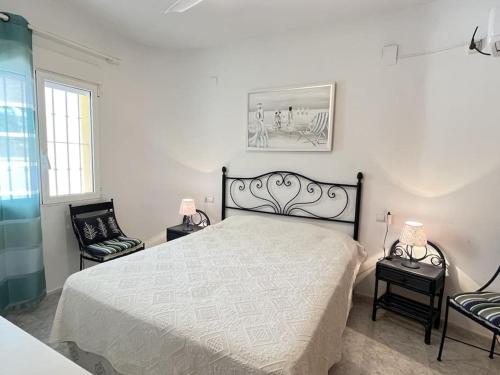 um quarto com uma cama grande e 2 cadeiras em Villa Bassetes By El Conserje em Denia