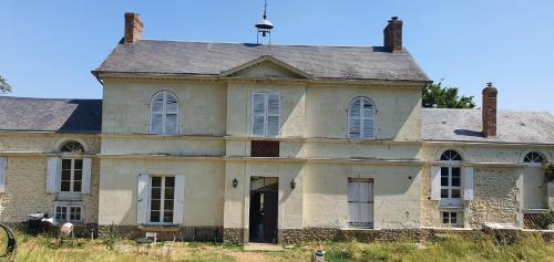 an old stone house with a roof at Ancien relais de chasse à 35 min du Circuit 24h du Mans in Le Lude