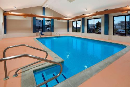- une grande piscine d'eau bleue dans un bâtiment dans l'établissement Comfort Inn & Suites Fishers - Indianapolis, à Fishers