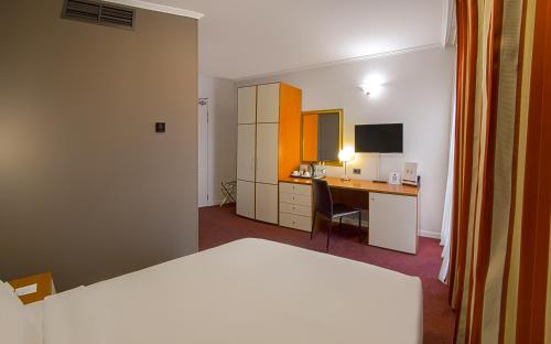  Best Western Plus Congress Hotel Yerevan -  Room  picture :   Tea/Coffee maker    Minibar    Shower                           