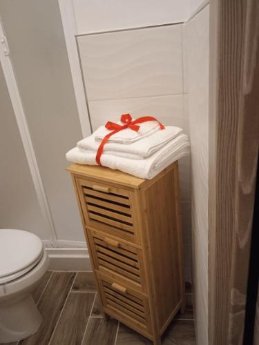 a bathroom with a toilet and a pile of towels at RAYO DE SOL in Marina di Casalvelino