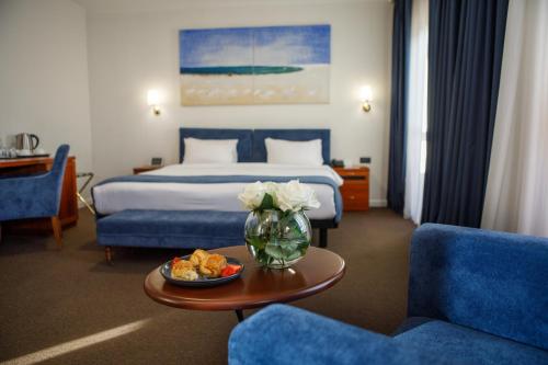  Best Western Plus Congress Hotel Yerevan -  Room  picture :   Tea/Coffee maker    Minibar    Shower                           