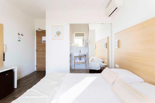 Ένα ή περισσότερα κρεβάτια σε δωμάτιο στο Le Relais d'Agay