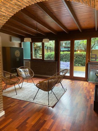 ein Wohnzimmer mit 2 Stühlen und einem Tisch in der Unterkunft VERDESOLE HOUSE in Aci SantʼAntonio