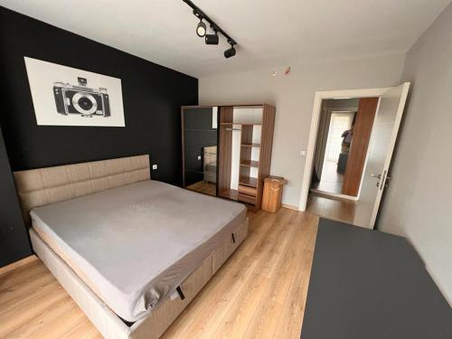Postel nebo postele na pokoji v ubytování Lens Living Center